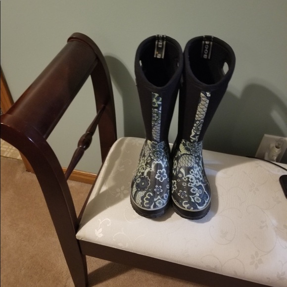 Never been used Bogs rain boot great pattern And quality - Picture 4 of 4